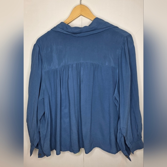 Hudson North Blue Rayon, Button,  Pleated Blouse With Wide Tied Collar 1X - Picture 3 of 10